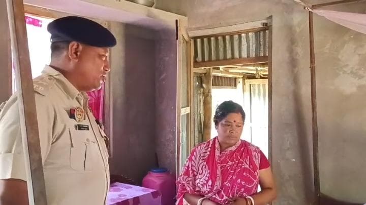 কলেজ পড়ুয়া কন্যার পাশে বিশ্রামগঞ্জ থানার ওসি 