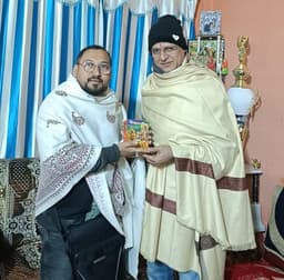 জাগো হিন্দু ,জাগো সনাতনী,  বার্তায় চন্দনের হাতে গীতা প্রদান