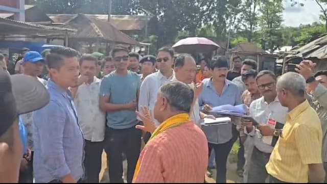 লেফুঙ্গায়  নির্মীয়মান স্টলের কাজ দেখে সন্তোষ মন্ত্রীর 
