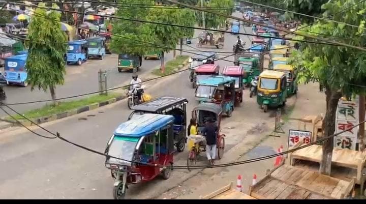 তেলিয়ামুড়া ট্রাফিক ব্যাবস্থার বেহাল দশা! ইনচার্জ বদলাতেই বাড়ল যানজট, ক্ষোভে ফুঁসছেন সাধারণ মানুষ !