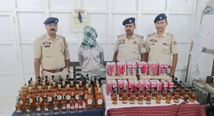 পূর্ব থানায় আটক বিলেতি মদ সমেত ১ 