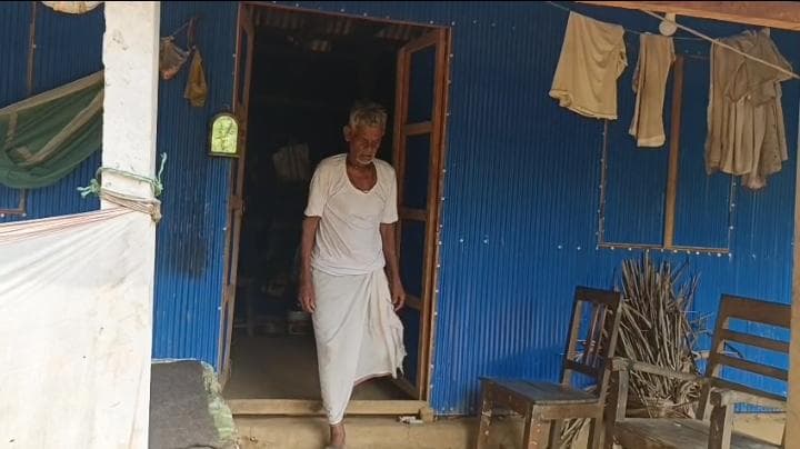 চার ছেলে থাকা সত্ত্বেও অবহেলিত বাবা!