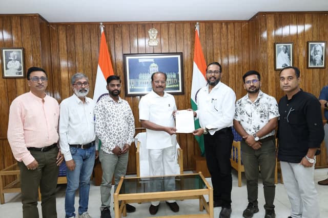 রাজ্যপালের দ্বারস্থ ওয়েব মিডিয়া ফোরাম , একগুচ্ছ দাবিতে স্মারকলিপি প্রদান