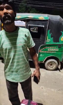 বিমানবন্দরে অটো চালকদের ‘দাদাগিরি’ নেশাগ্রস্ত চালকদের দুর্ব্যবহারে অতিষ্ঠ যাত্রী ও কর্মীরা !