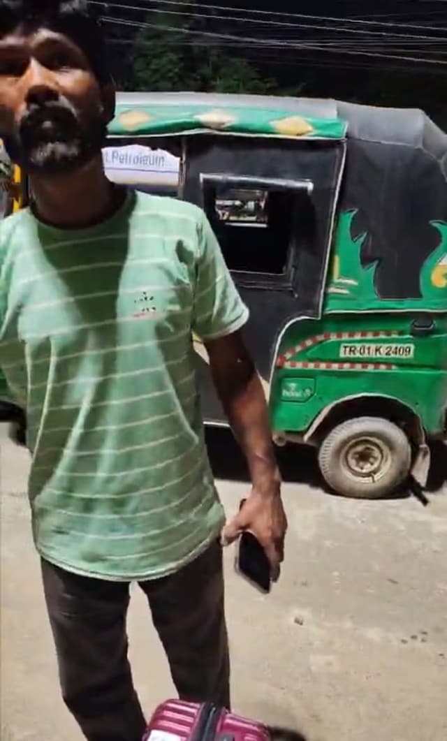  বিমানবন্দরে অটো চালকদের ‘দাদাগিরি’ নেশাগ্রস্ত চালকদের দুর্ব্যবহারে অতিষ্ঠ যাত্রী ও কর্মীরা !