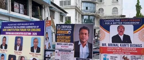  আদালত চত্বরে পোস্টার নিয়ে বিস্ফোরক এডভোকেট মৃণাল কান্তি বিশ্বাস ও রঘুনাথ মুখার্জি !
