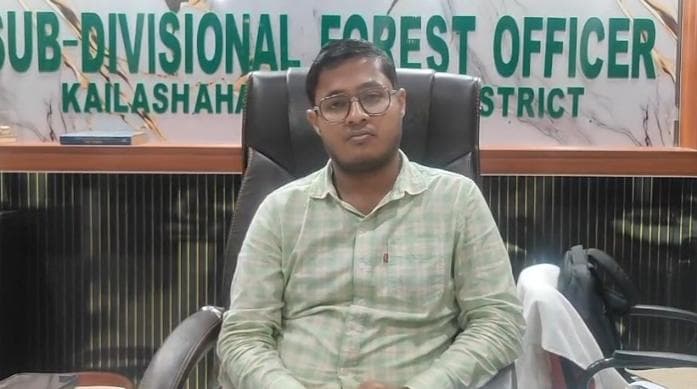 বিধায়ক বীরজিৎ সিনহার সাংবাদিক সম্মেলনের পর বন দপ্তরের টেন্ডার বাতিল করা হয়েছে বলে জানান দপ্তরের আধিকারিক