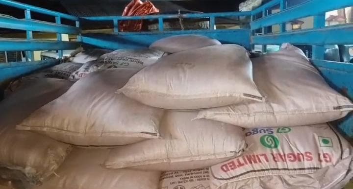 ১৪৪ ধারায় ১০০ বস্তা চিনি পাচার ! পাচার কালে আটক দুই গাড়ি