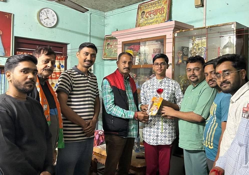 ৫০ নং বুথে বোর্ড পরীক্ষার্থীদের সঙ্গে শুভেচ্ছা বিনিময়