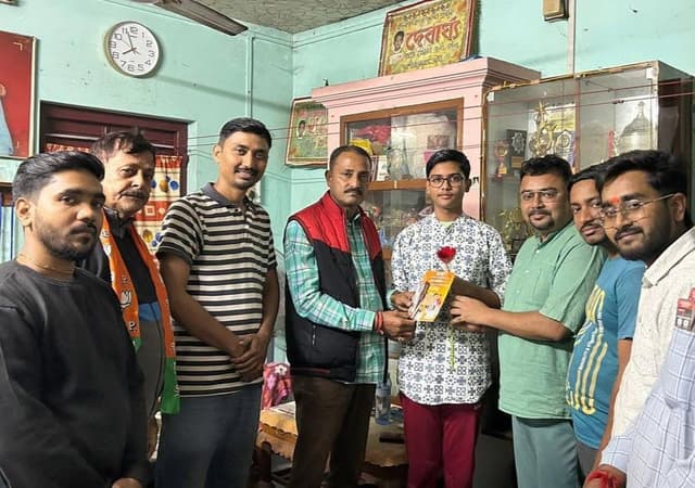 ৫০ নং বুথে বোর্ড পরীক্ষার্থীদের সঙ্গে শুভেচ্ছা বিনিময়