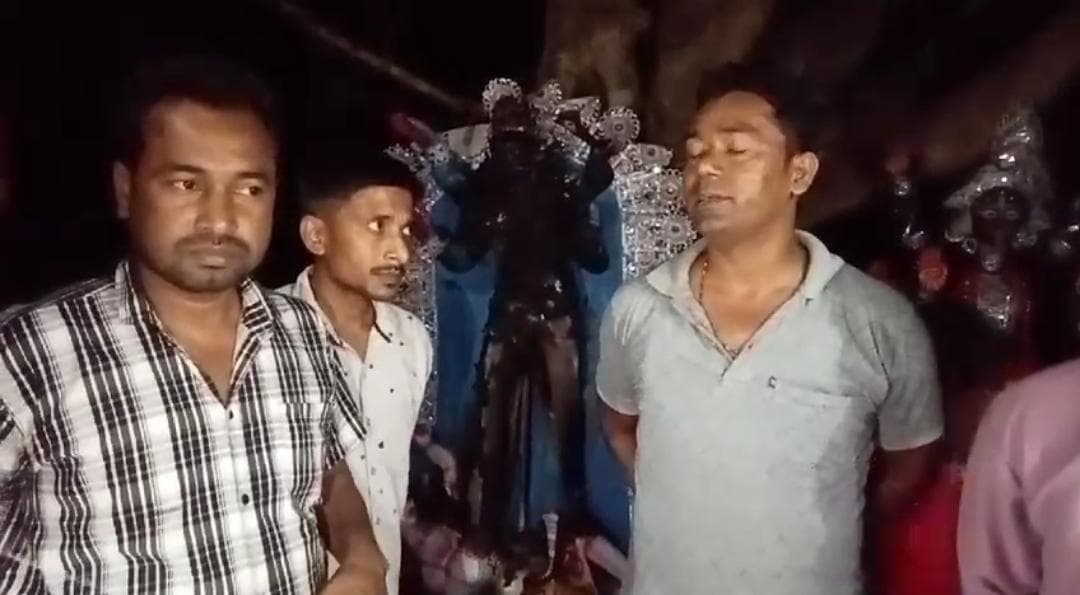  কালী প্রতিমায় দুষ্কৃতীদের আগুন ঘটনা এয়ারপোর্ট থানার অন্তর্গত উত্তর লক্ষ্মীলুঙ্গা এলাকায়