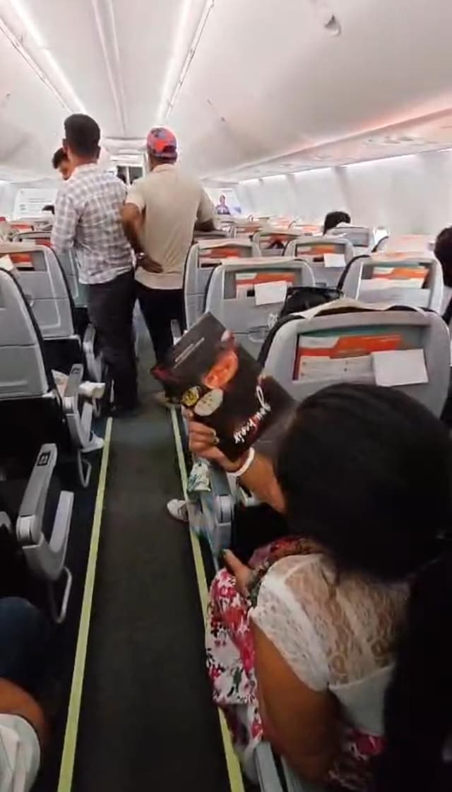 বিমানে যান্ত্রিক গোলযোগ!