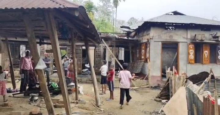 আগুনে নি:স্ব তিনটি কৃষক পরিবার