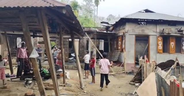 আগুনে নি:স্ব তিনটি কৃষক পরিবার