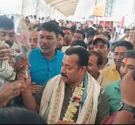 কৃষ ধনকে স্বাগত জানাতে বিমানবন্দরে কার্যকর্তাদের উচ্ছ্বাস
