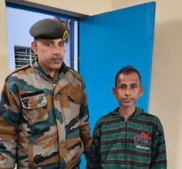 বৌদিকে ধর্ষণের চেষ্টার অভিযোগে দেবর গ্রেফতার, থানার লকাপে অভিযুক্ত