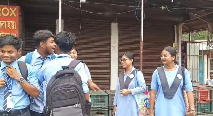  বাস ভাড়া কমানোর দাবি জানালেন কলেজ পড়ুয়ারা