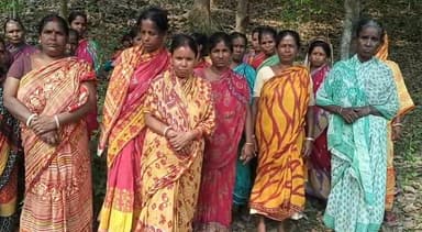 পোল্ট্রি ফার্ম বন্ধের দাবীতে সরব ভূমিহীন কলোনির বাসিন্দারা 