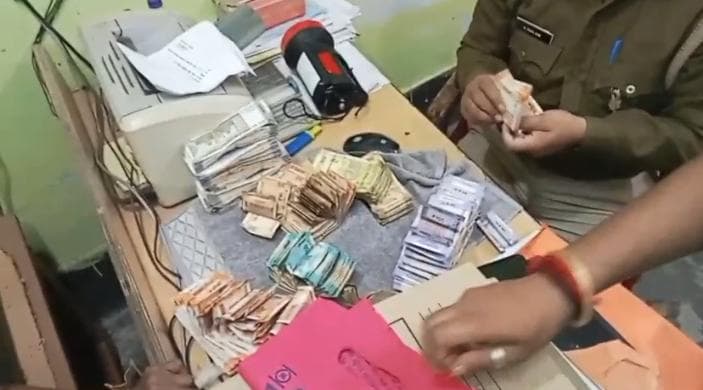 জনতার হাতে আটক চোর,উদ্ধার ব্যাগ ভর্তি টাকা  