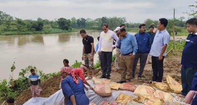 মনু নদীর পাড় ভাঙ্গনে উদ্বিগ্ন স্থানীয়রা