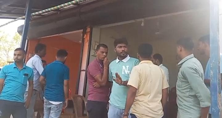 বামুটিয়ায় বি এম এস অটোরিক্সা শাখার কমিটি গঠন নিয়ে ধুন্দুমার , অফিসে তালা 