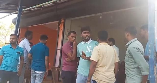 বামুটিয়ায় বি এম এস অটোরিক্সা শাখার কমিটি গঠন নিয়ে ধুন্দুমার , অফিসে তালা 