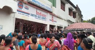 তেলিয়ামুড়ায় গ্যাস এবং পেট্রোলের চরম সংকট! প্রশাসনের নীরব ভূমিকায় নাজেহাল জনসাধারণ !