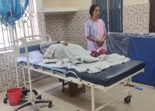 জ্বরে আক্রান্ত ছাত্রীকে হার্টের ওষুধ দেওয়ার অভিযোগ মধুপুর স্বাস্থ্য কেন্দ্রের বিরুদ্ধে!