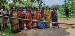 মরণফাঁদে পরিণত কমলপুর-মড়াছড়া-দুর্গাচৌমুহনি রাস্তা! ক্ষোভে ফেটে পড়ে পথ অবরোধে গ্রামবাসী