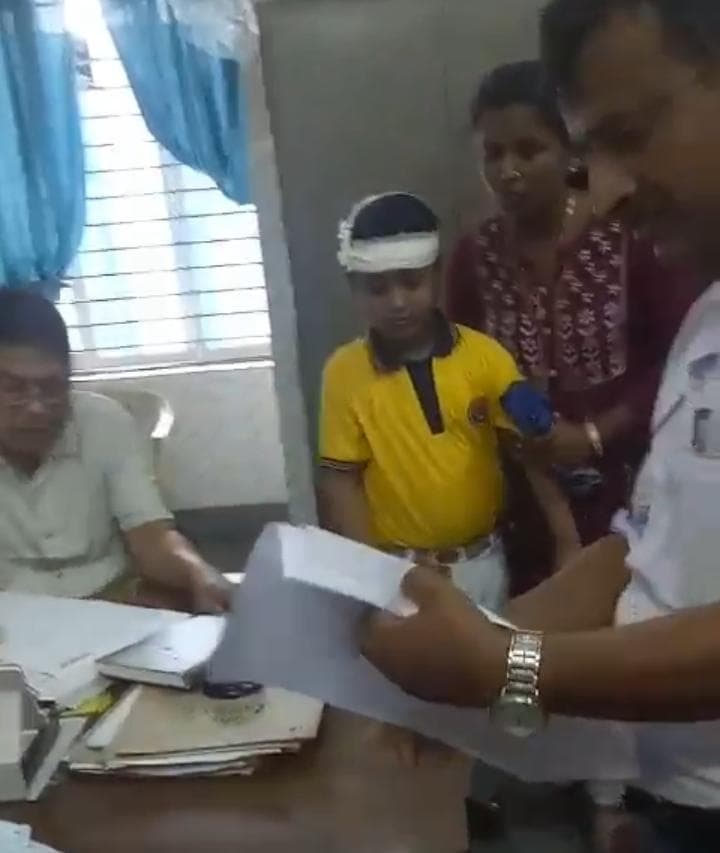 সিলিং ফেন ভেঙ্গে উমাকান্ত স্কুলে জখম ছাত্র 