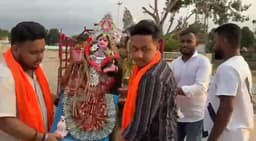 দেবদেবীর প্রতিমা বিসর্জনের দৃষ্টান্ত বজরং দল ও বিশ্ব হিন্দু পরিষদের 