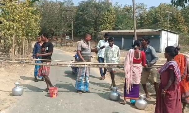 কৈলাসহরের হীরাছড়ায় পানীয় জলের দাবিতে পথ অবরোধ!
