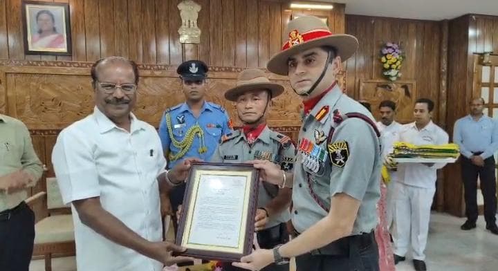 ৩৫ আসাম রাইফেলস এবং ৬৩৭ সাটা ব্যাটারি বা ভারতীয় সেনাবাহিনী-কে সম্মাননাপত্র প্রদানের একটি সম্মাননা প্রদান অনুষ্ঠান অনুষ্ঠিত হয় আগরতলায় লোক ভবনে