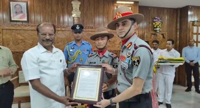 ৩৫ আসাম রাইফেলস এবং ৬৩৭ সাটা ব্যাটারি বা ভারতীয় সেনাবাহিনী-কে সম্মাননাপত্র প্রদানের একটি সম্মাননা প্রদান অনুষ্ঠান অনুষ্ঠিত হয় আগরতলায় লোক ভবনে