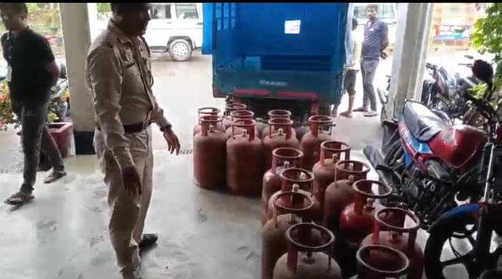  ধর্মনগরে গ্যাস সিলিন্ডার চুরি কাণ্ডে পুলিশের বড় সাফল্য!উদ্ধার ৬০টি সিলিন্ডার  !