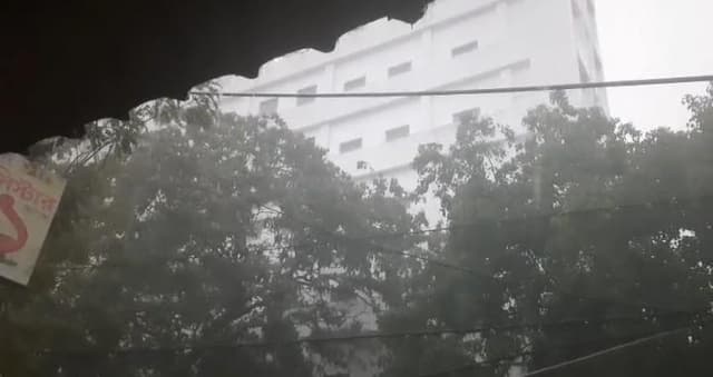 আগামী ৭২ ঘন্টায় রাজ্যজুড়ে বজ্র আঁটুনি সহ ভাড়ি বৃষ্টিপাতের সতর্কতা জারী আবহাওয়া দপ্তরের 