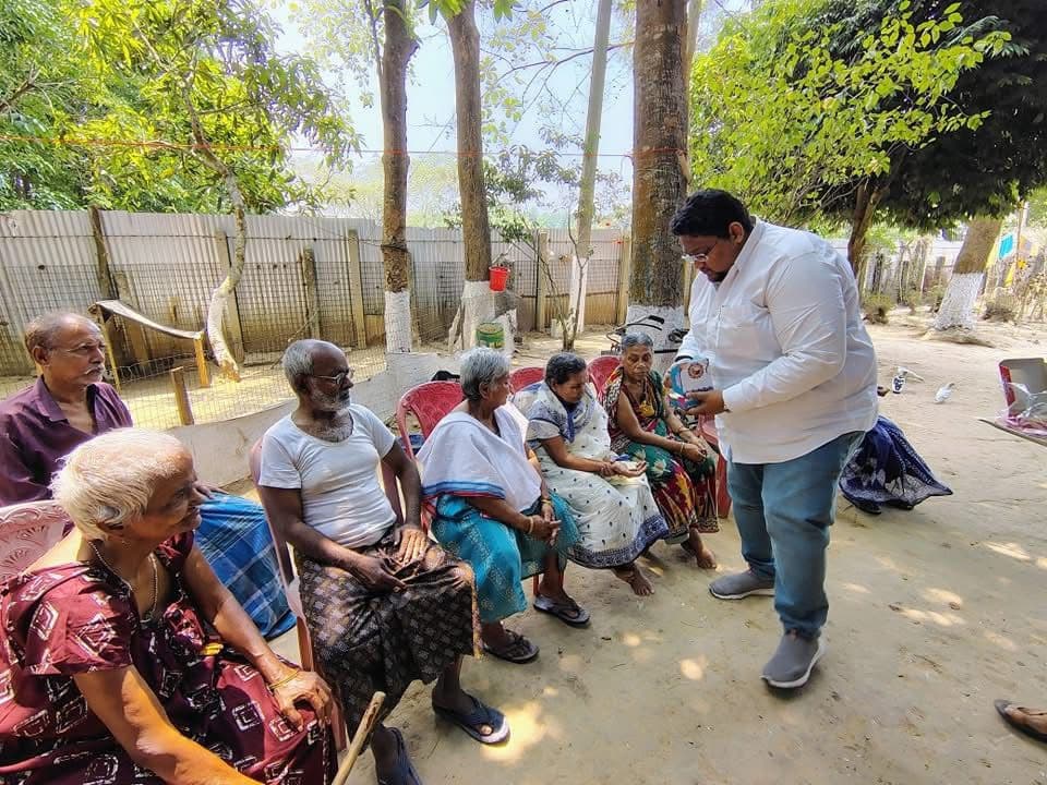 বৃদ্ধাশ্রমে নতুন বাংলা বর্ষবরণ পালন করলেন কর্পোরেটর অভিষেক দত্ত