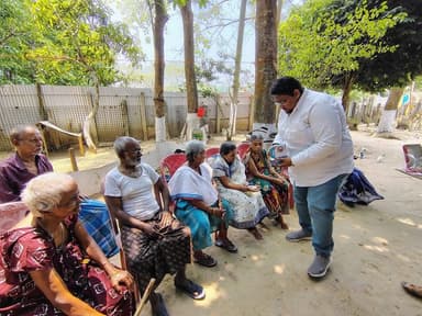 বৃদ্ধাশ্রমে নতুন বাংলা বর্ষবরণ পালন করলেন কর্পোরেটর অভিষেক দত্ত