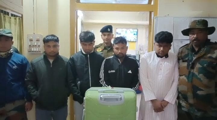 গোমতী হোটেল থেকে ৪ জন নেশা কারবারী সমেত ফেন্সিডিল উদ্ধার