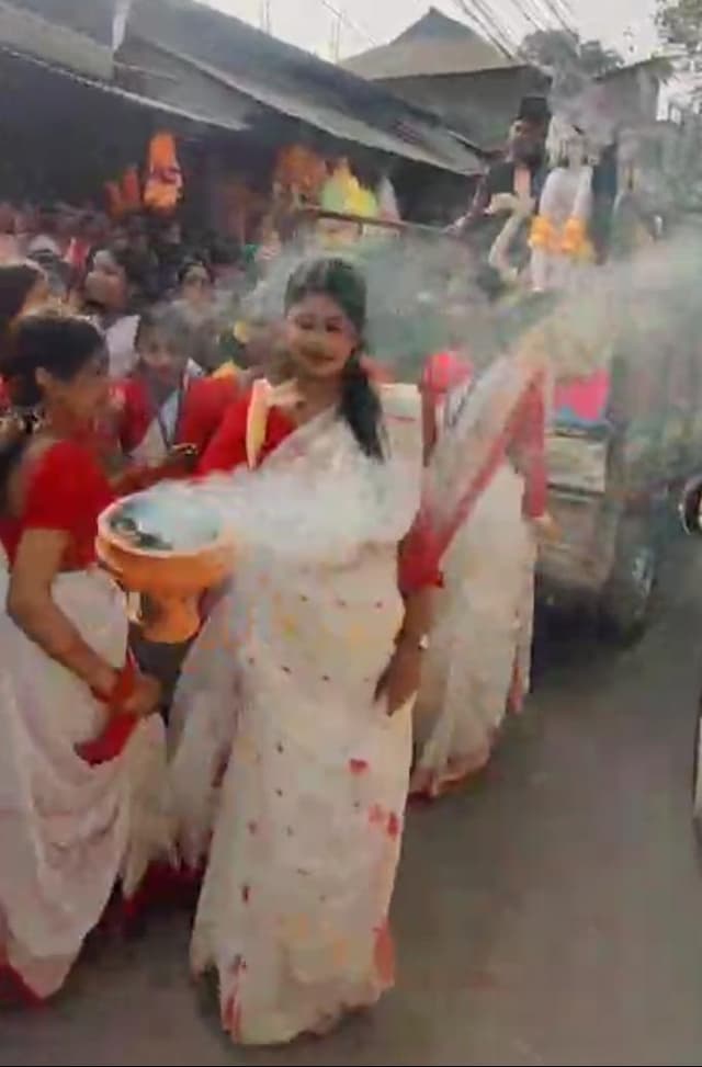 বাগদেবীর আরাধনায় পড়ুয়ারা আনন্দে বিহ্বল