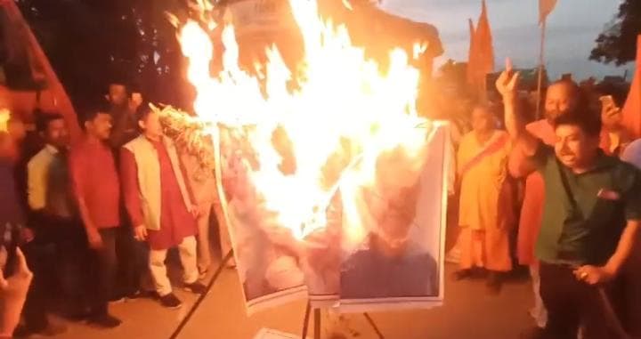  ইউনুসকে জুতোপেটা ও কুষ্পত্তিলিকা দাহ করলো বিলোনিয়ার হিন্দু সনাতনী নাগরিক সমাজ