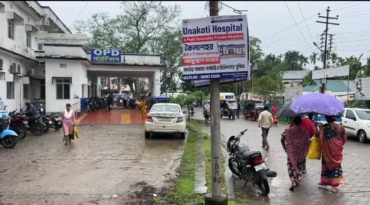 সরকারি হাসপাতালের প্রবেশ পথে বেসরকারি সংস্থার বিজ্ঞাপন!প্রশ্নের মুখে কর্তৃপক্ষ!