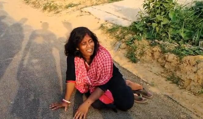 মানসিক ভারসাম্যহীন মহিলার তাণ্ডব! 