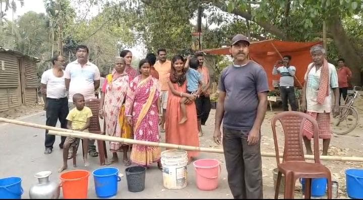 জলের দাবিতে পথ অবরোধ! এলাকাবাসীর