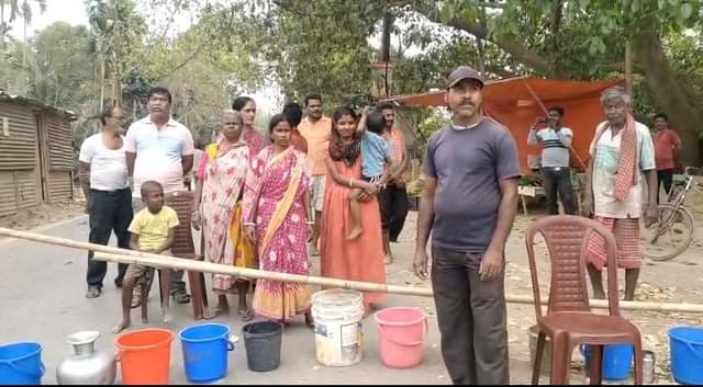 জলের দাবিতে পথ অবরোধ! এলাকাবাসীর