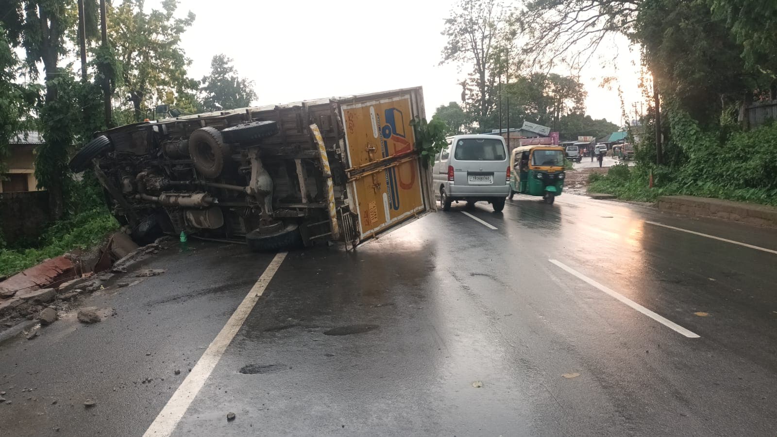  লেম্বুছড়ায় জাতীয় সড়কে নিয়ন্ত্রণ হারিয়ে উল্টে গেল লড়ি 