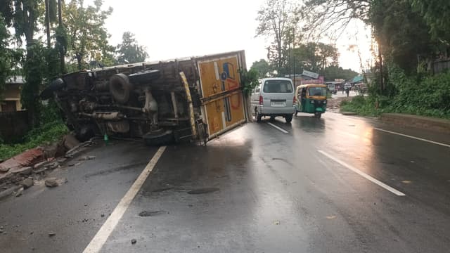  লেম্বুছড়ায় জাতীয় সড়কে নিয়ন্ত্রণ হারিয়ে উল্টে গেল লড়ি 