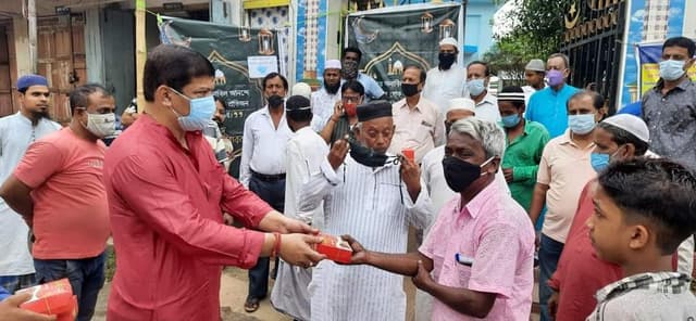 ভাটি অভয়নগর মোল্লা পাড়ায় ইফতার সামগ্রী তোলে দিয়েছেন বিধায়ক সুদীপ রায় বর্মন